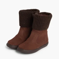 Menina Pisamonas Botas Camurca Com Cano Em La Canelada