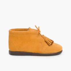 Menino Pisamonas Botas Camurca Com Picotado E Berloques
